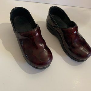 Dansko Red Burgundy Patent Leather Mules/Clogs Women’s Size EU 37 US 6.5